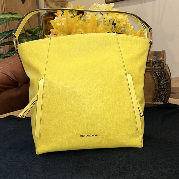 Michael Kors Evie Large Leather Hobo Shoulder Bag (Sunshine) - Picture 10 of 17